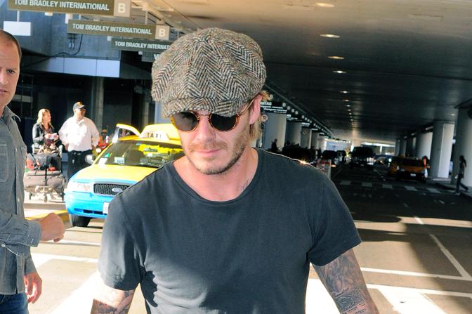 Beckham arriva a Los Angeles con valigia trolley vintage e coppola (Olycom)